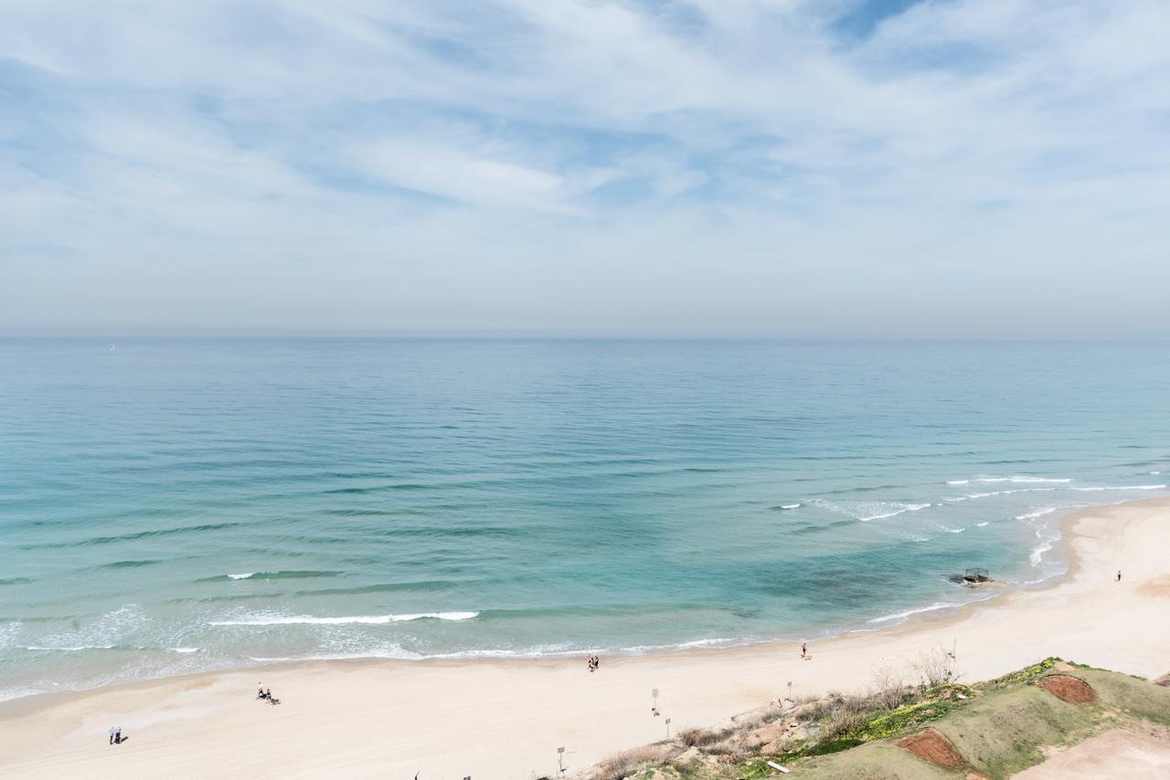 Beach Apartment- Breathtaking Views With Bomb Shelter Herzliya Bagian luar foto